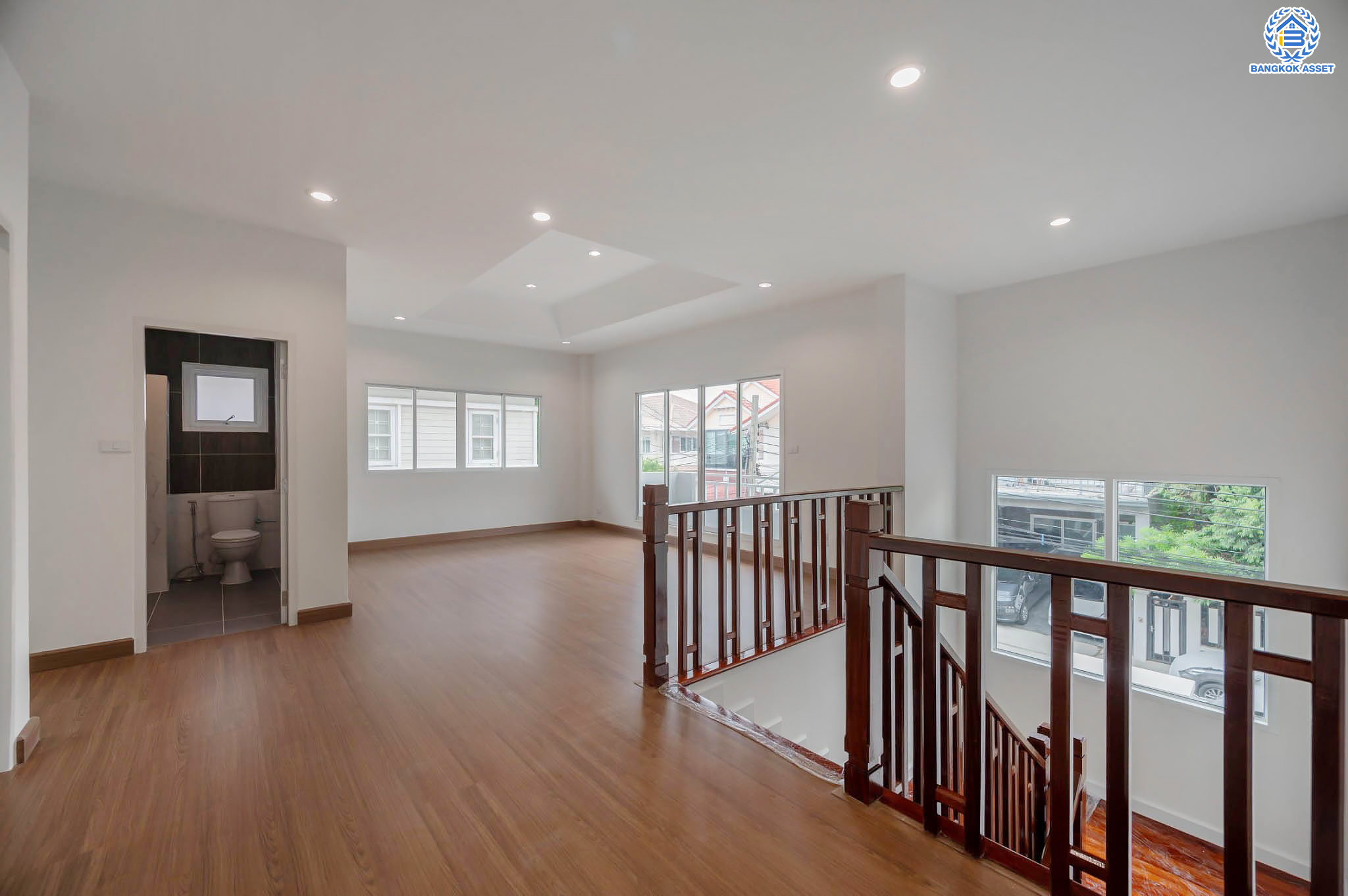 บ้านมือสองตกแต่งใหม่ โครงการ นาราวัลย์ บรมราชชนนี เนื้อที่ 71.8 ตร.ว. ฟังก์ชัน 3 ห้องนอน 4 ห้องน้ำ 1 ห้องแม่บ้าน จอดรถได้ 2 คัน บนพื้นที่ใช้สอยเกือบ 220.58 ตร.ม. พร้อมพื้นที่สีเขียวสนามหญ้ากว้างขวาง ตอบโจทย์ครอบครัวใหญ่ บนทำเลศักยภาพ เชื่อมต่อทั้งถนนกาญจนาภิเษก และทางคู่ขนานลอยฟ้าบรมราชชนนี ใกล้ ม.มหิดล, สถานีขนส่งสายใต้ใหม่ และเซ็นทรัลปิ่นเกล้า